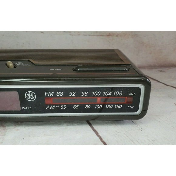 Vintage General Electric Alarm Clock Radio AM/FM (Model 7-4612A). Tested - Picture 7 of 12
